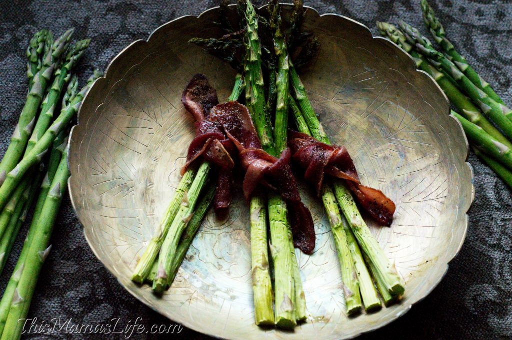 Looking for a simple yet delicious appetizer? Try serving Bacon and Asparagus Bundles. 